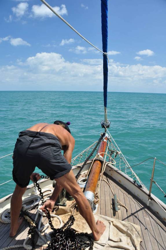 Recolhendo âncora para zarpar, na grande barreira de corais, em Belize